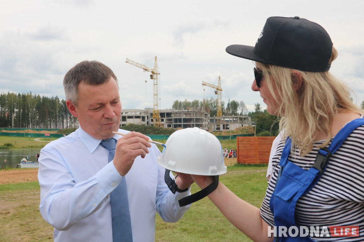 "Мае атамы задаволеныя". Школу, садок, бальніцу і ядзернае паліва чакаюць у Астраўцы гэтай восенню