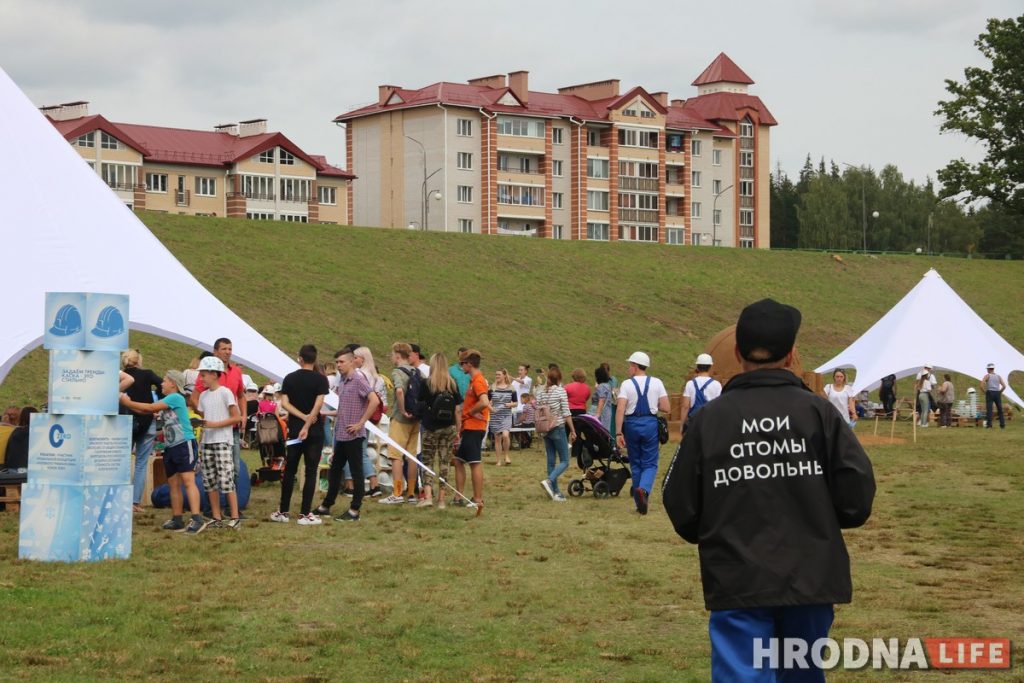 "Мае атамы задаволеныя". Школу, садок, бальніцу і ядзернае паліва чакаюць у Астраўцы гэтай восенню
