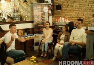 Гродзенская моладзь на вуліцах горада падзялілася ежай з беднымі і бяздомнымі Гродзенская моладзь на вуліцах горада падзялілася ежай з беднымі і бяздомнымі