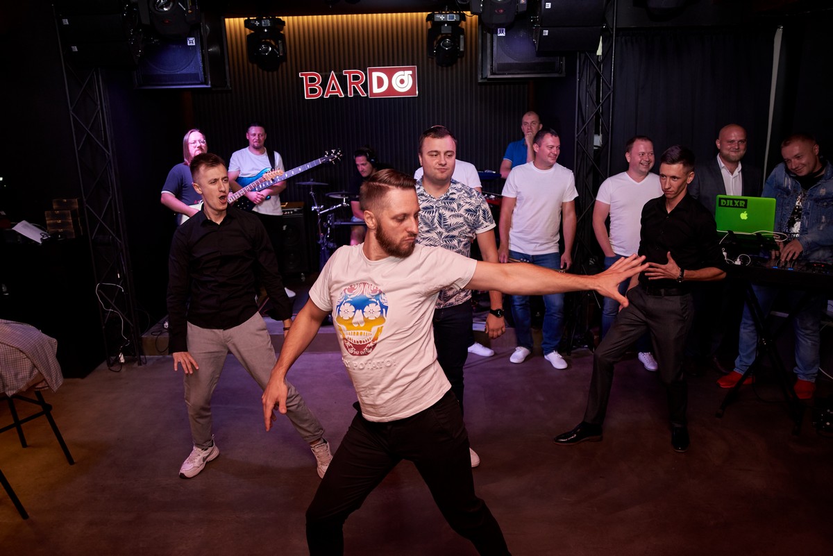 «Гучна паспяваць і смачна пад'есці". У цэнтры Гродна адкрыецца бар, дзе кожны зможа адчуць сябе зоркай «Гучна паспяваць і смачна пад'есці". У цэнтры Гродна адкрыецца бар, дзе кожны зможа адчуць сябе зоркай