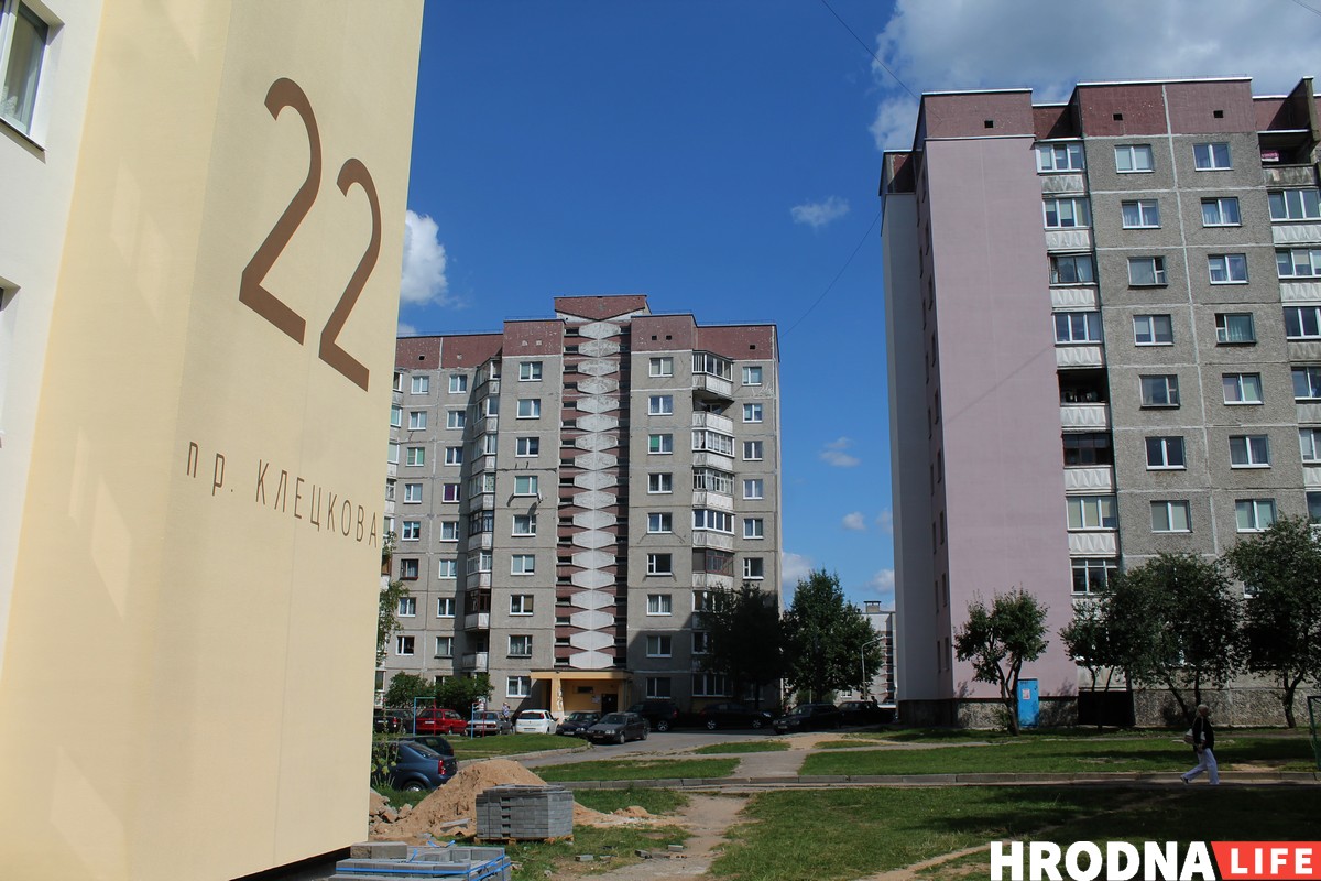 На Кляцкова зрабілі новую зручную нумарацыю дамоў. Але толькі па-руску На Кляцкова зрабілі новую зручную нумарацыю дамоў. Але толькі па-руску