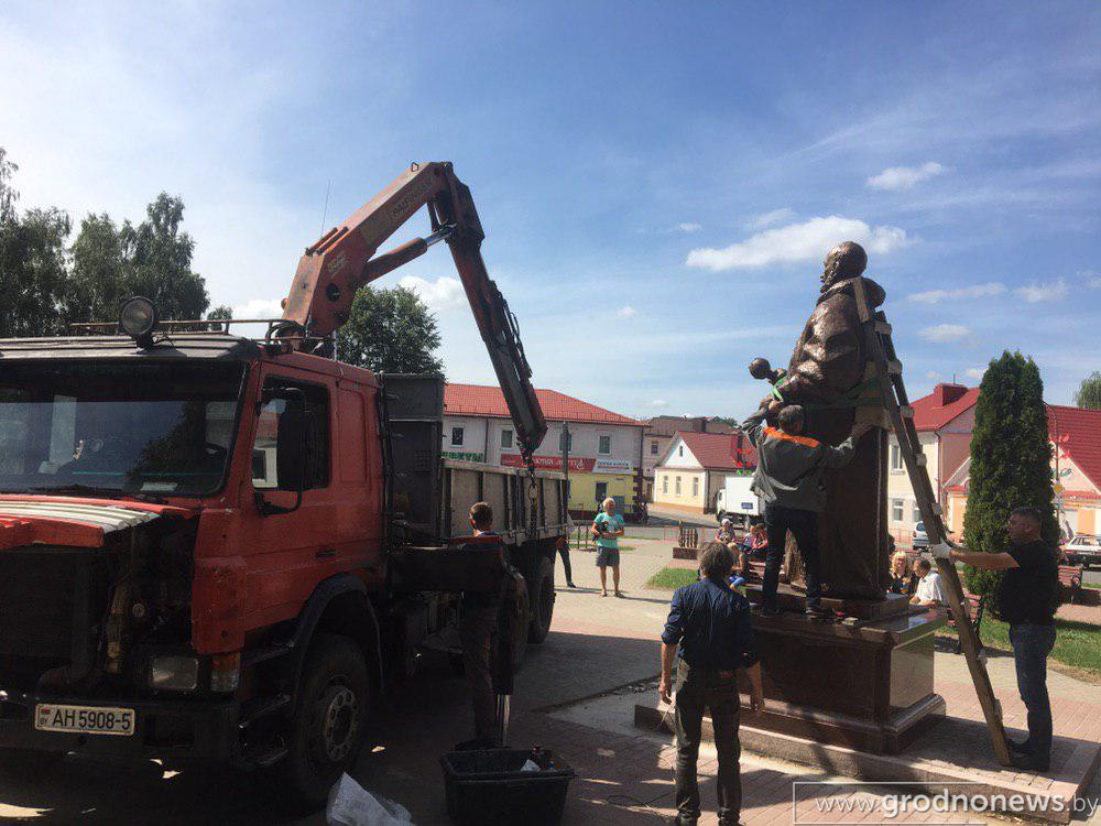Смотрите, как выглядит памятник Льву Сапеге в Слониме