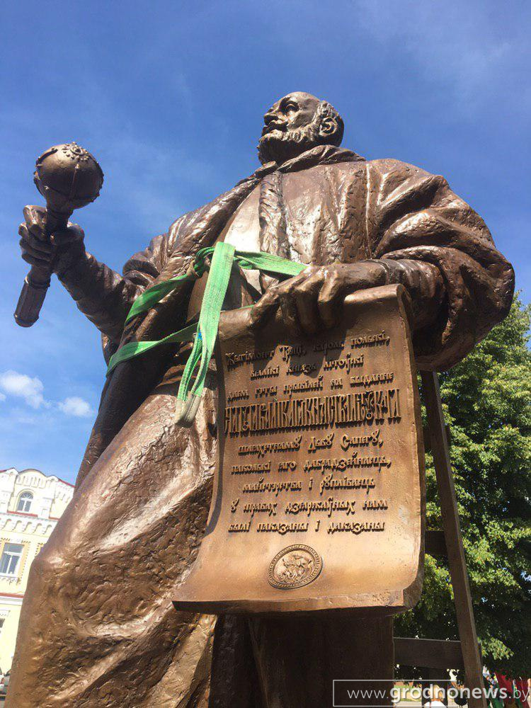 Смотрите, как выглядит памятник Льву Сапеге в Слониме