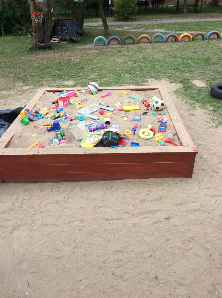 Фотофакт. Гродненцы устали ждать и сами сделали детскую песочницу