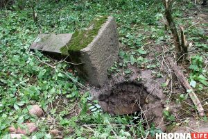 "Вярнуць мястэчку карані". Як валанцёры аднаўляюць старыя іудзейскія і лютэранскія могілкі