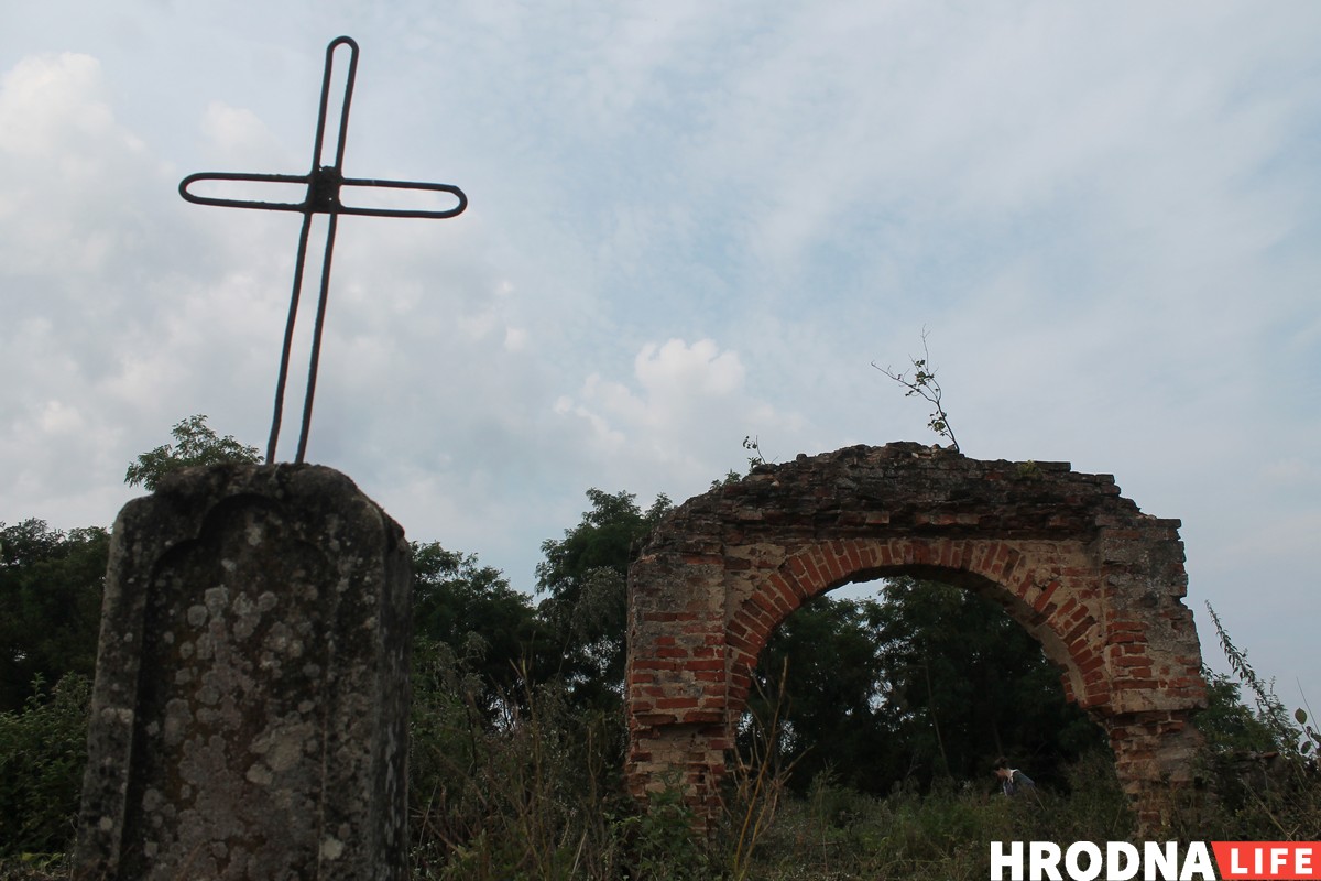 "Вярнуць мястэчку карані". Як валанцёры аднаўляюць старыя іудзейскія і лютэранскія могілкі "Вярнуць мястэчку карані". Як валанцёры аднаўляюць старыя іудзейскія і лютэранскія могілкі