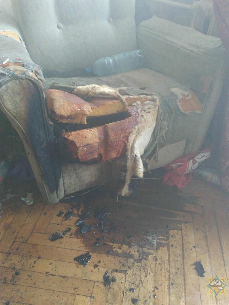 У Гродне на пажары выратавалі пенсіянерку. Яна сядзела ў палаючым крэсле У Гродне на пажары выратавалі пенсіянерку. Яна сядзела ў палаючым крэсле