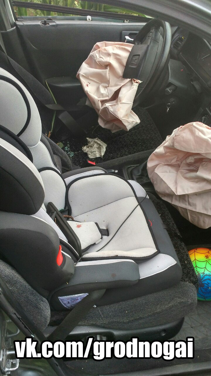 После аварии в Мостовском районе двухлетняя девочка получила резаные раны шеи