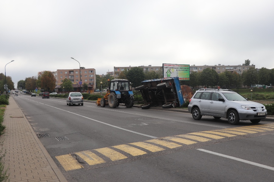 У Лідзе перавярнуўся трактар з металічнай бочкай. Што адбылося?