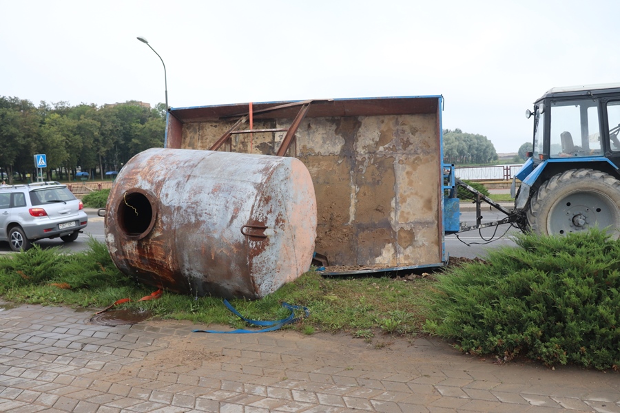 У Лідзе перавярнуўся трактар з металічнай бочкай. Што адбылося?