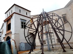 Глядзіце, каля Старога замка стаіць купал брамнай вежы