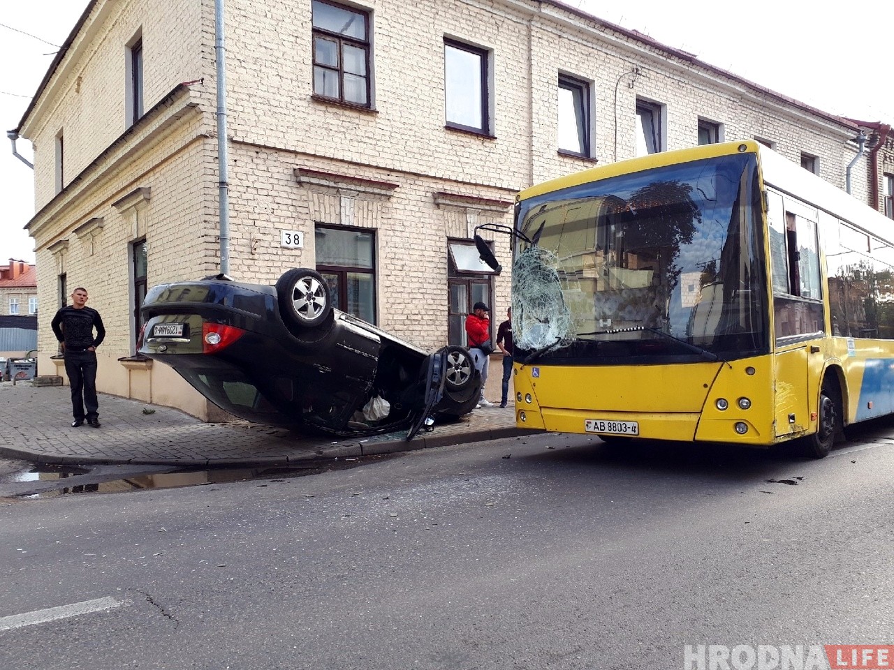 ДТП в центре Гродно: легковушка после столкновения с автобусом вылетела на тротуар и перевернулась