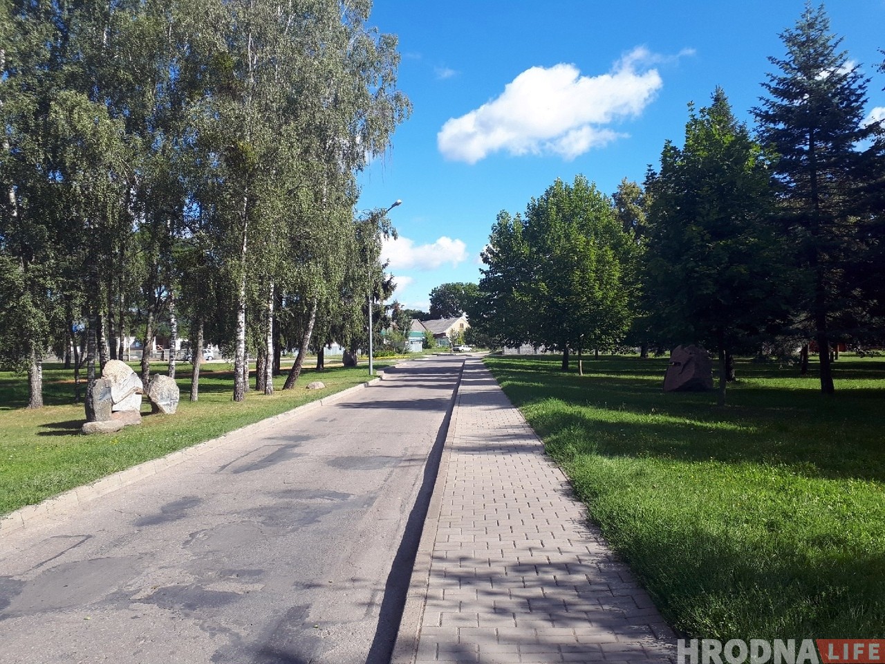 Вандалы павалілі каменную скульптуру ў Каложскім парку