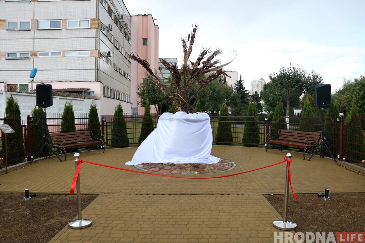 «Наш падарунак гораду». Каля хлебазавода адкрылі "Хлебнае дрэва"