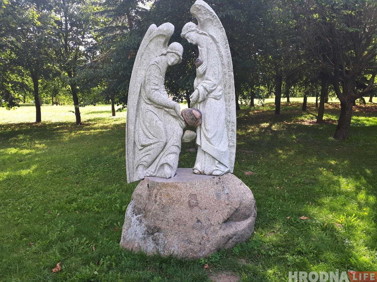 Вандалы павалілі каменную скульптуру ў Каложскім парку