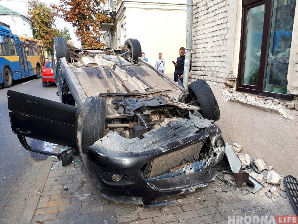 Появилось видео утренней аварии на Кирова. Видно, как авто врезается в дом