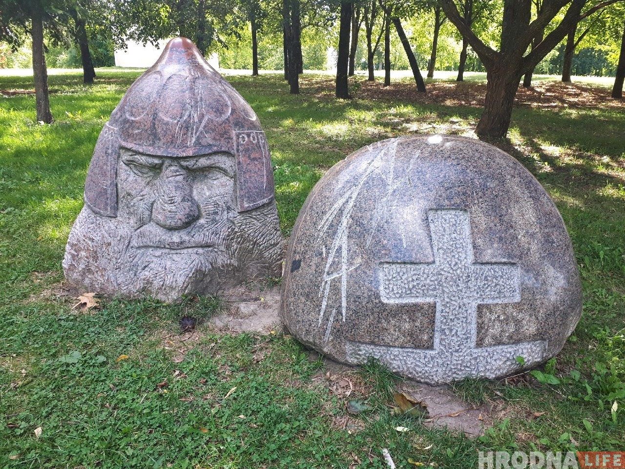 Вандалы павалілі каменную скульптуру ў Каложскім парку