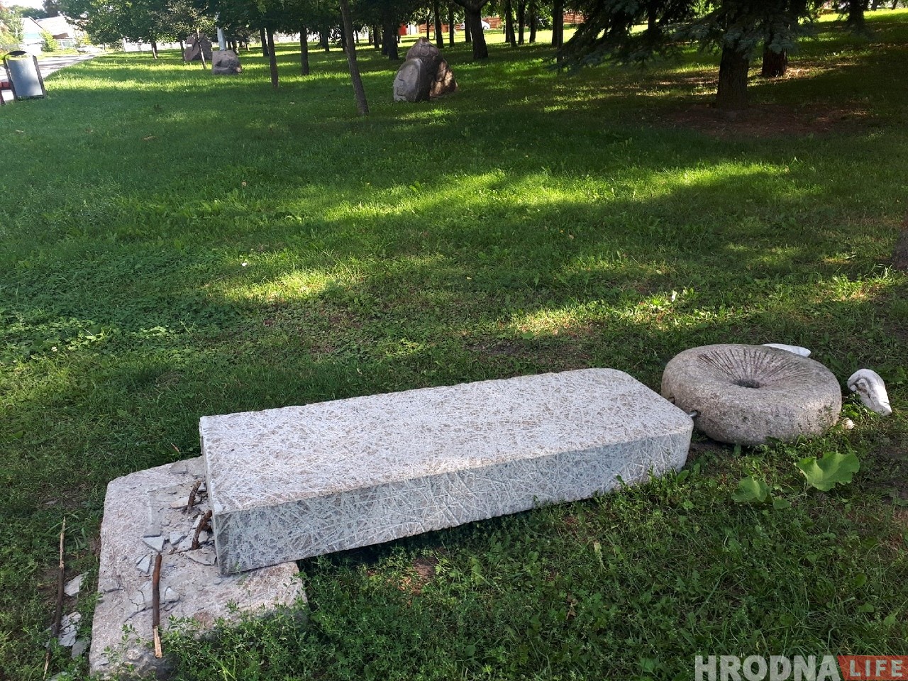 Вандалы павалілі каменную скульптуру ў Каложскім парку