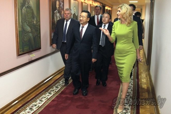 СМИ: в Гродно работает одна из самых сексуальных чиновниц Беларуси