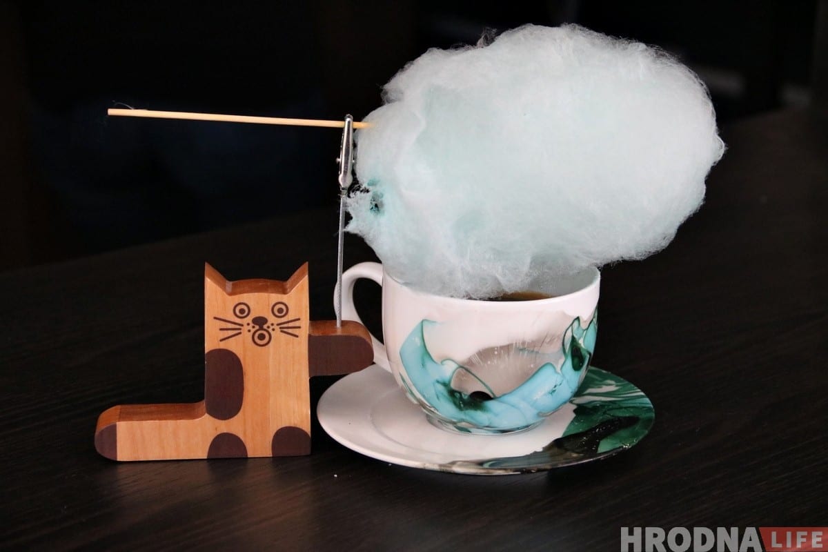 У цэнтры Гродна стала на адну кавярню больш: адкрылася "Кава Banga", дзе каву падаюць з салодкай ватай