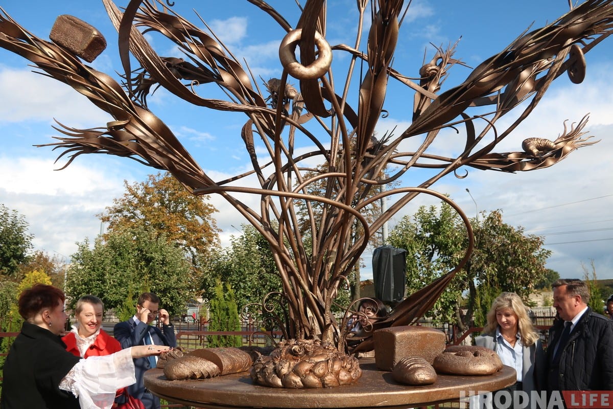 «Наш падарунак гораду». Каля хлебазавода адкрылі "Хлебнае дрэва"