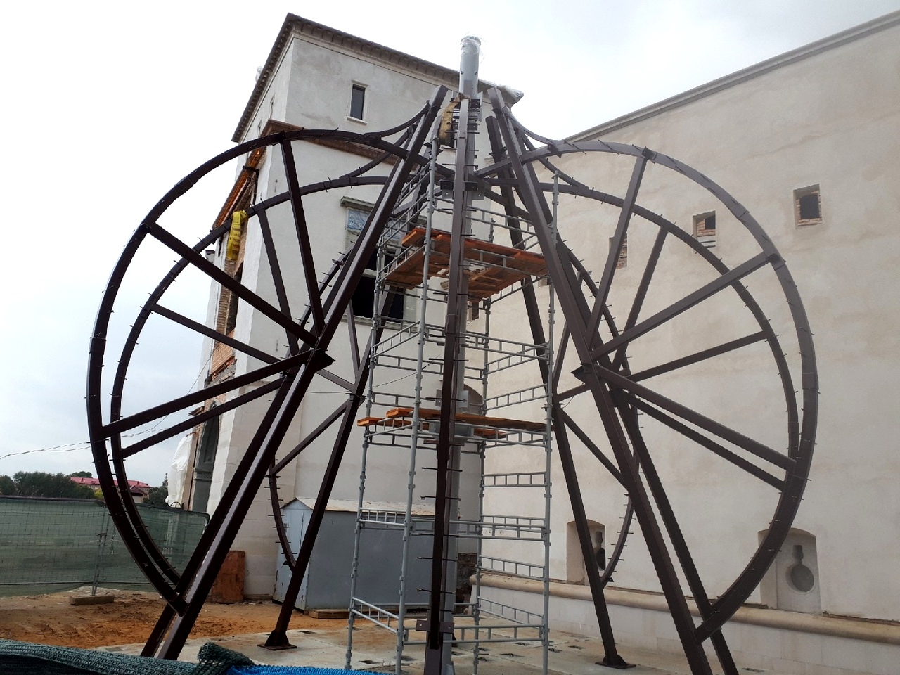 Глядзіце, каля Старога замка стаіць купал брамнай вежы