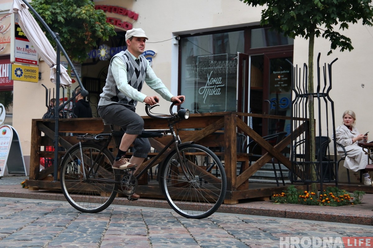«Фантастика, это же "Неман"». В центре Гродно горожанам дали протестировать довоенные велосипеды