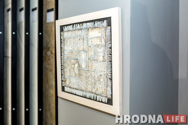 Карціны побач з пліткай: выстава Аляксандра Сільвановіча адкрылася ў будаўнічай краме