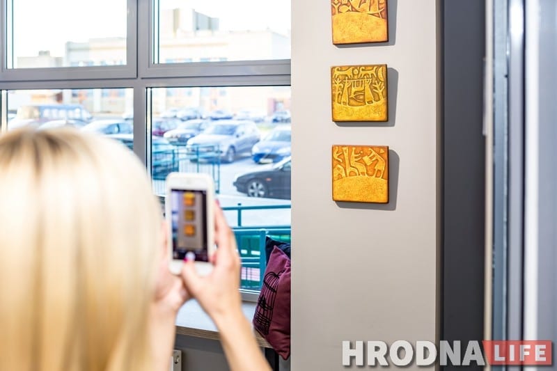 Карціны побач з пліткай: выстава Аляксандра Сільвановіча адкрылася ў будаўнічай краме