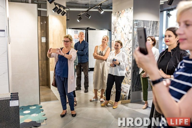 Карціны побач з пліткай: выстава Аляксандра Сільвановіча адкрылася ў будаўнічай краме