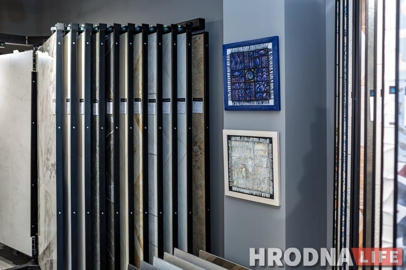 Карціны побач з пліткай: выстава Аляксандра Сільвановіча адкрылася ў будаўнічай краме