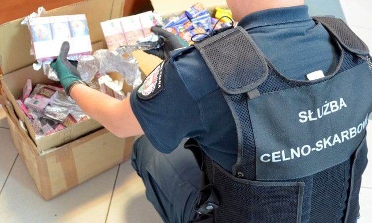 Почти тысячу пачек белорусских сигарет отправили в Великобританию почтой