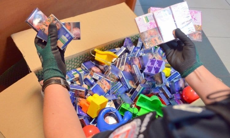 Почти тысячу пачек белорусских сигарет отправили в Великобританию почтой