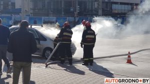 У Гродне веласіпедыстка праехала на чырвонае і справакавала аварыю. Відэа