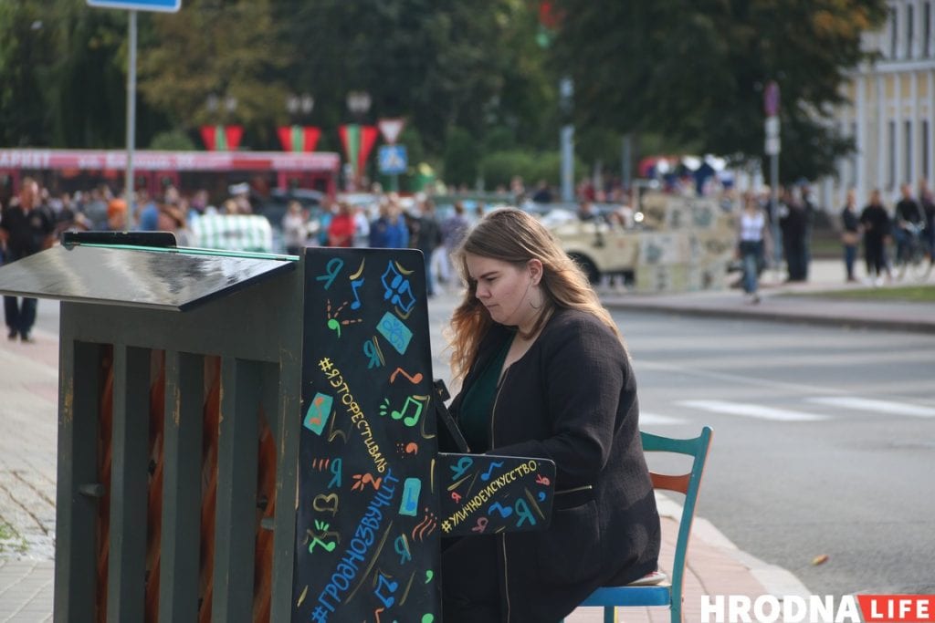 Тату на банане і свіння пад гарвыканкамам - чым здзіўляў Дзень горада ў Гродне. Фотарэпартаж