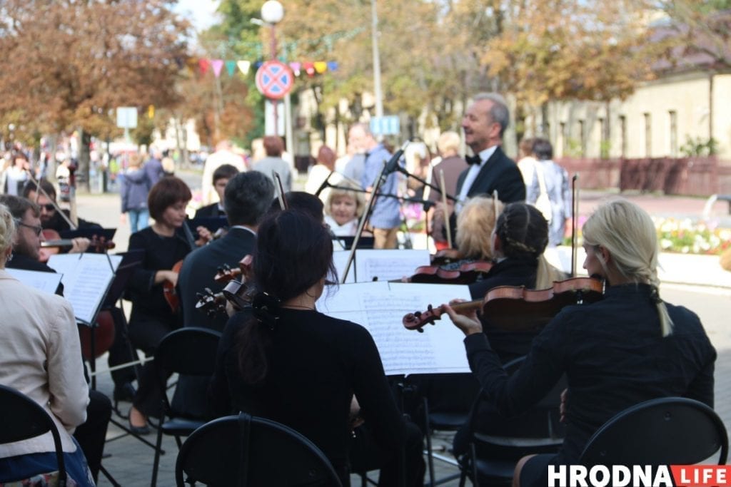 Тату на банане и свинья под горисполкомом - чем удивлял День города в Гродно. Фоторепортаж
