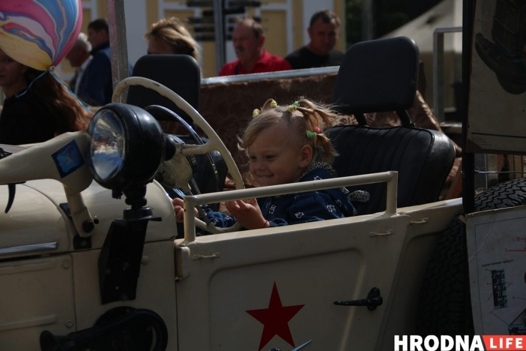 Тату на банане и свинья под горисполкомом - чем удивлял День города в Гродно. Фоторепортаж