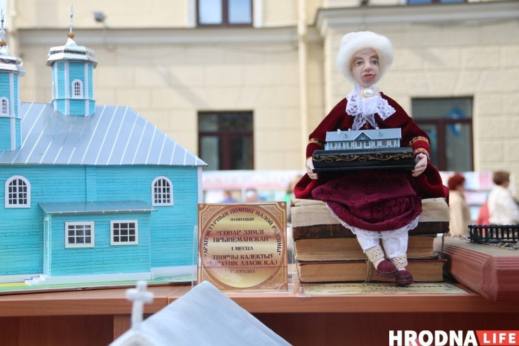 Тату на банане и свинья под горисполкомом - чем удивлял День города в Гродно. Фоторепортаж