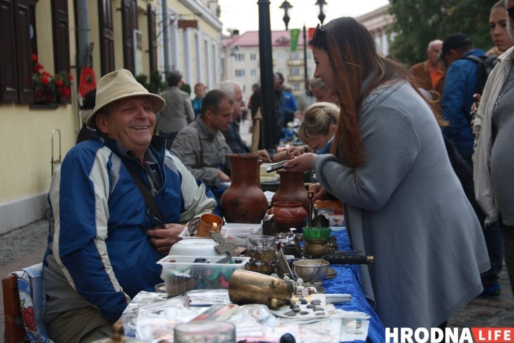 Тату на банане и свинья под горисполкомом - чем удивлял День города в Гродно. Фоторепортаж
