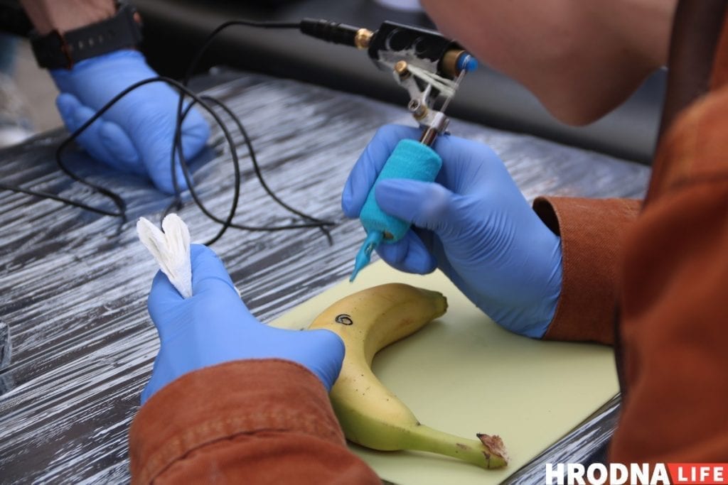 Тату на банане и свинья под горисполкомом - чем удивлял День города в Гродно. Фоторепортаж