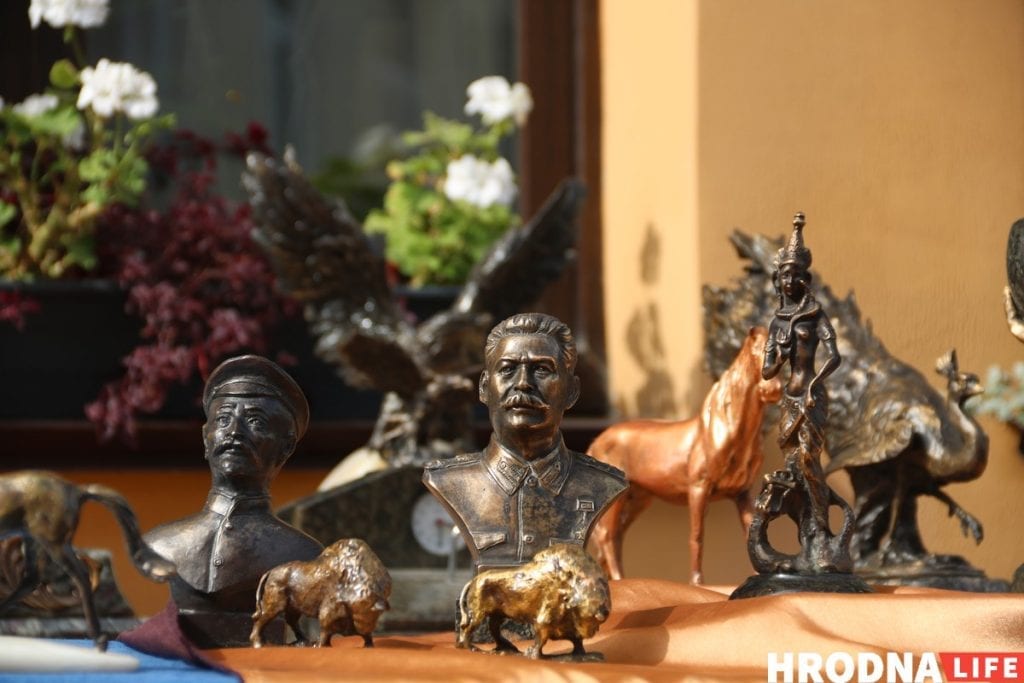 Тату на банане и свинья под горисполкомом - чем удивлял День города в Гродно. Фоторепортаж