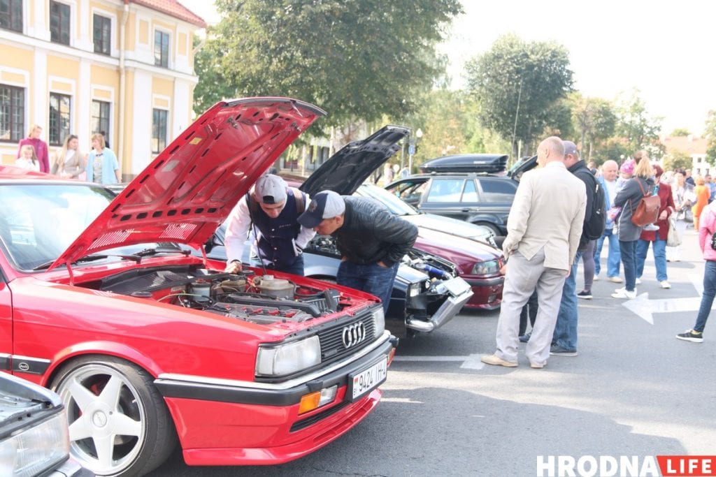 Тату на банане и свинья под горисполкомом - чем удивлял День города в Гродно. Фоторепортаж
