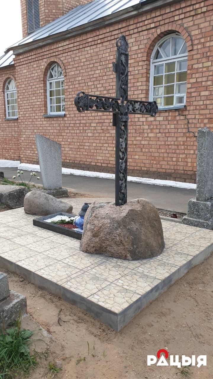 У Свіслачы аднавілі помнік на магіле брата Кастуся Каліноўскага У Свіслачы аднавілі помнік на магіле брата Кастуся Каліноўскага