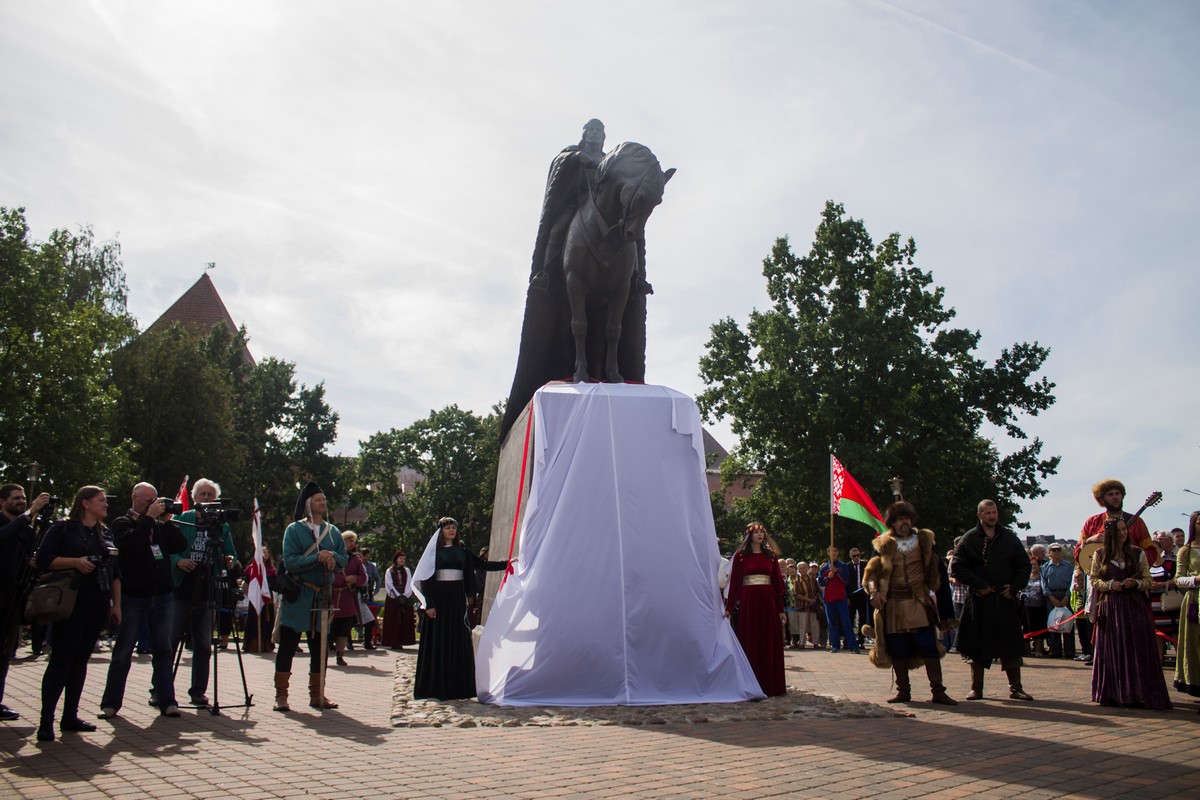 ФОТО: В Лиде открыли памятник Гедимину