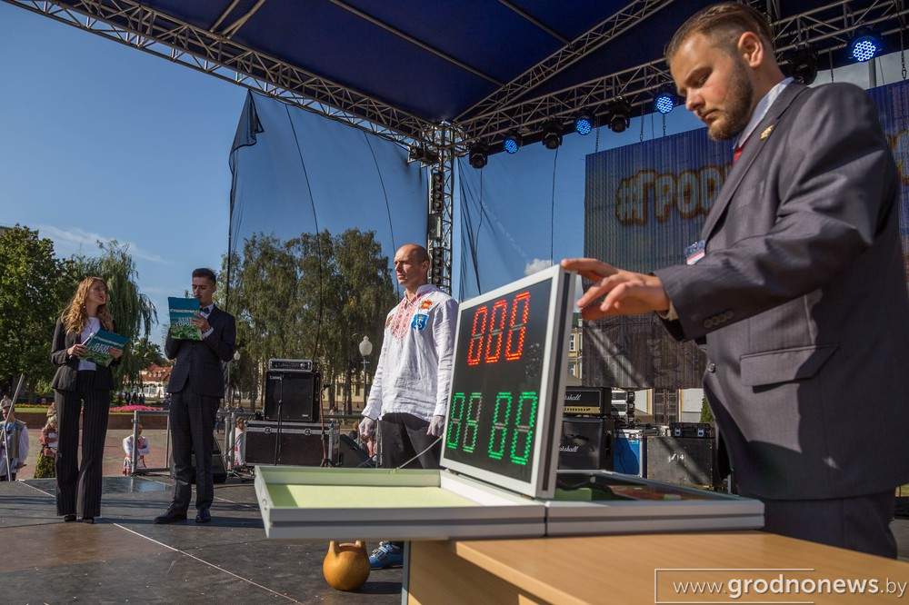 Глядзіце, як Яўген Назарэвіч з кнігі рэкордаў Гінеса спрабаваў пабіць свой рэкорд Глядзіце, як Яўген Назарэвіч з кнігі рэкордаў Гінеса спрабаваў пабіць свой рэкорд
