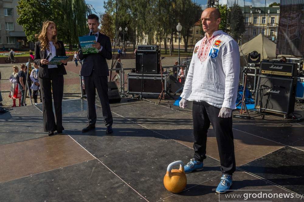 Глядзіце, як Яўген Назарэвіч з кнігі рэкордаў Гінеса спрабаваў пабіць свой рэкорд Глядзіце, як Яўген Назарэвіч з кнігі рэкордаў Гінеса спрабаваў пабіць свой рэкорд