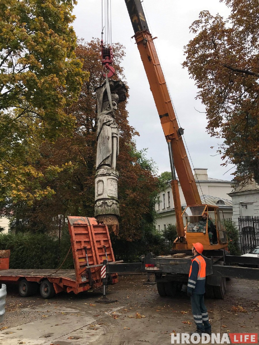 У гродненских замков убрали деревянного Витовта. Решается его дальнейшая судьба