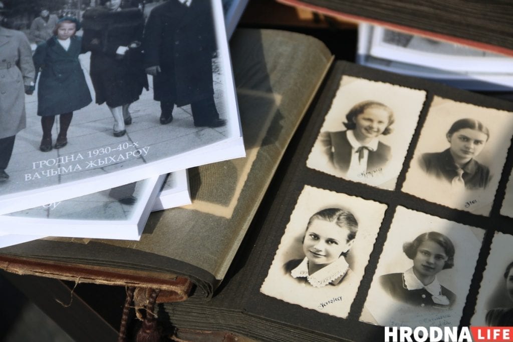 "Людзі - гэта таксама эпоха". У Гродне адкрылі выставу рэтра-здымкаў на мосце