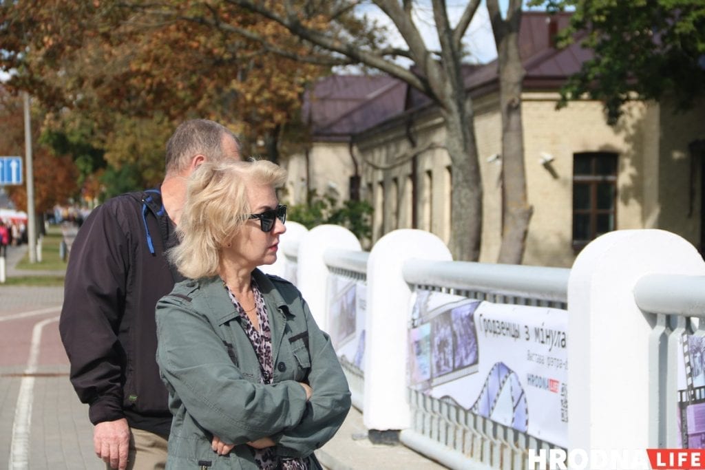 "Людзі - гэта таксама эпоха". У Гродне адкрылі выставу рэтра-здымкаў на мосце
