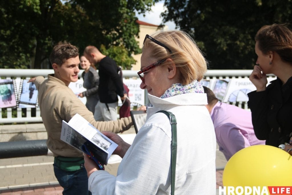 "Людзі - гэта таксама эпоха". У Гродне адкрылі выставу рэтра-здымкаў на мосце